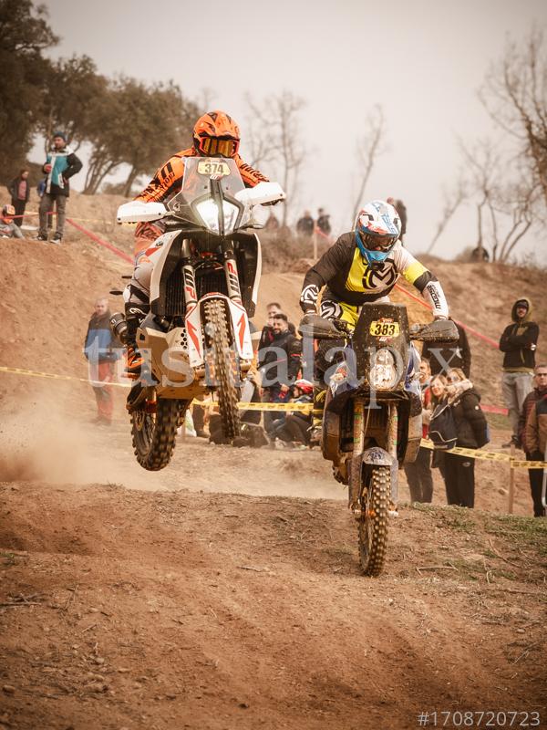 Iker Iturregui y otro participante compartiendo saltos en la Bassella Race