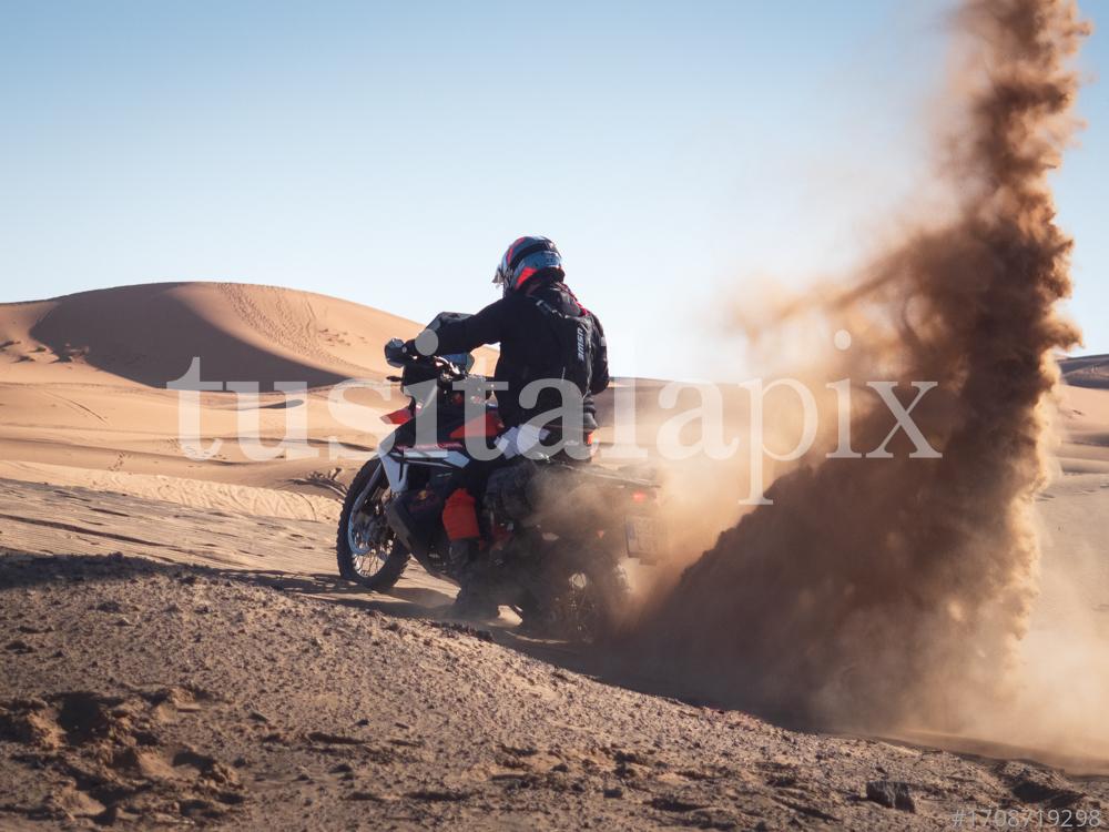 L'Oscar amb la seva KTM a les dunes de l'Erg Chebbi, Marroc