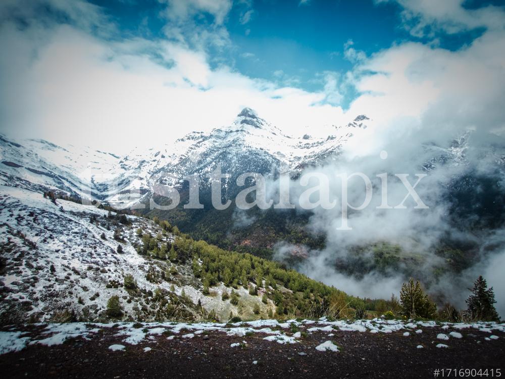 Montañas nevadas en el Alto Pirineo